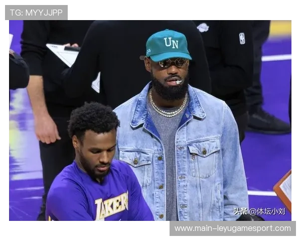 一夜2签1裁达成！詹姆斯伤情更新，湖人遭遇黑哨，勇士小麻烦，詹姆斯受伤后的湖人