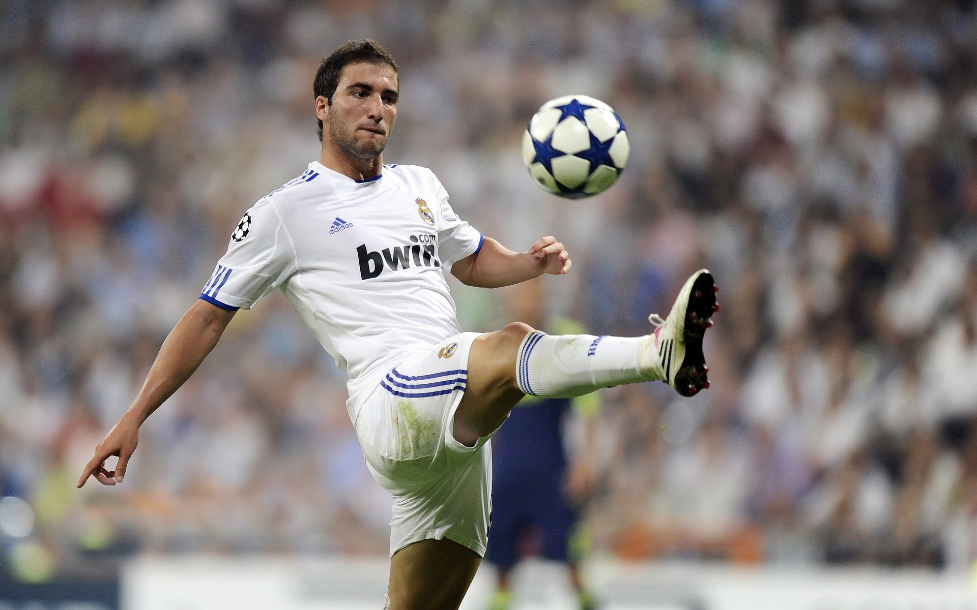 LeyuSports-小罗：从巅峰到沉沦，足球精灵的陨落与反思，足球 小罗